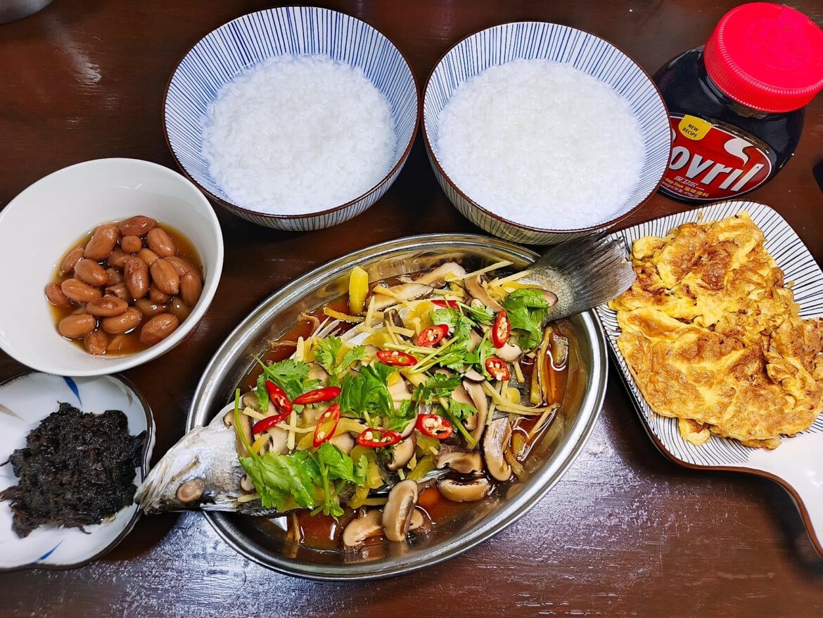 Teochew porridge with steamed barramundi and chai po (preserved radish) omelette 💗 my kinda comfort food 🤤