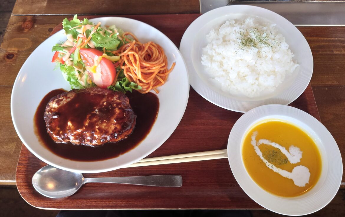 ハンバーグとかぼちゃスープ