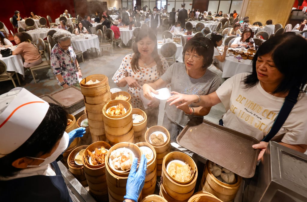 Diners choose dim sum from a trolley during the final lunch service of the Metropol Restaurant at the United Centre in Admiralty on Saturday. Photo: Karma Lo