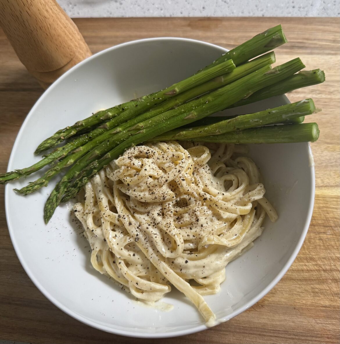 Linguine with lemon, garlic tofu sauce and asparagus. 🍋 🧄