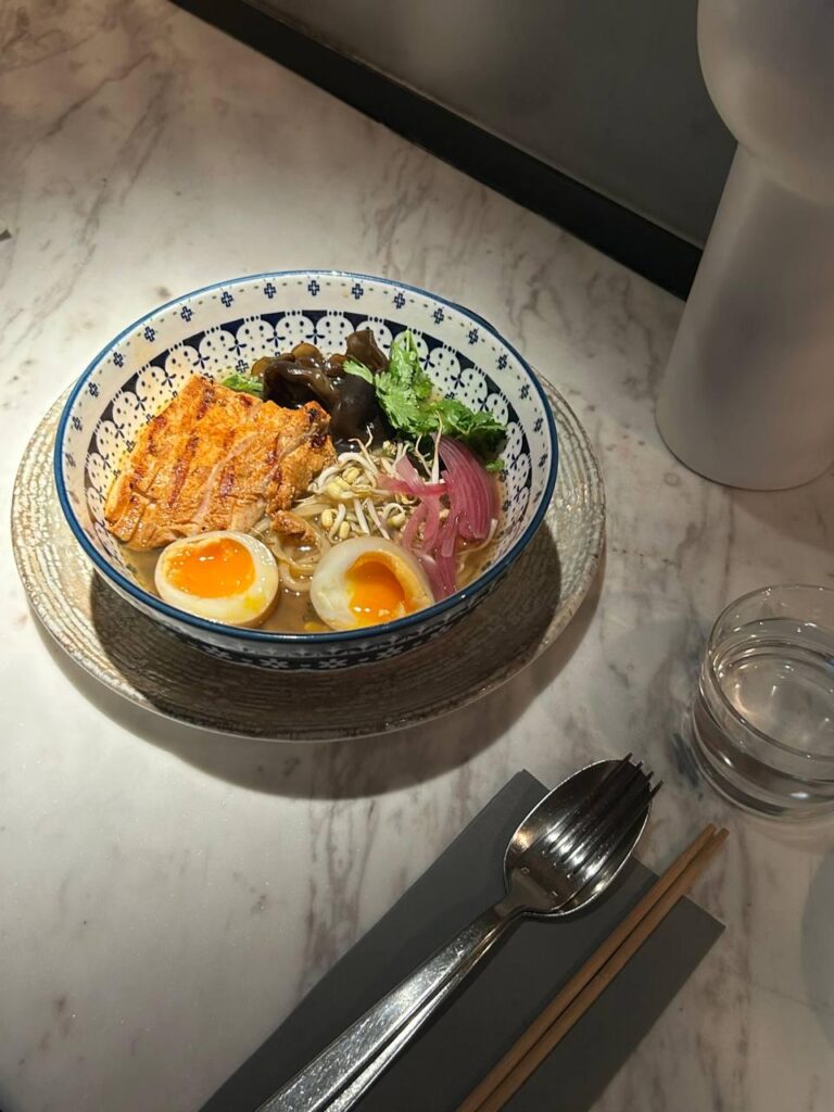 I enjoy sharing food with you. Today, let's enjoy ramen