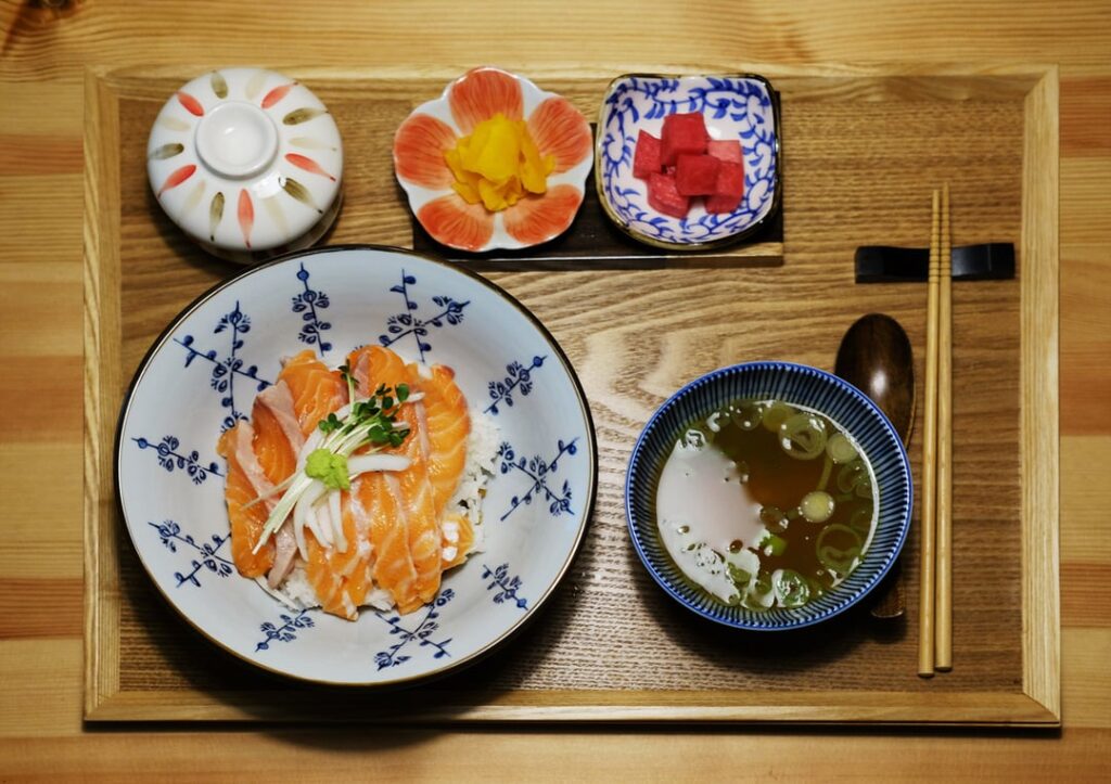 Salmon sashimi rice bowl