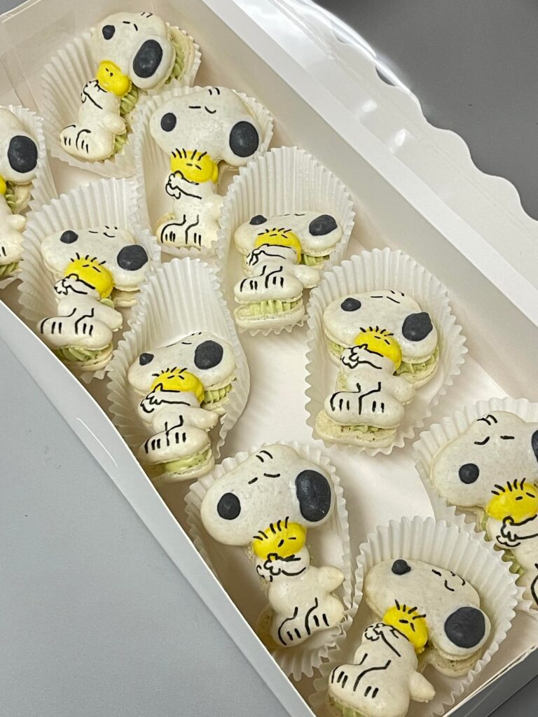 Snoopy Macarons