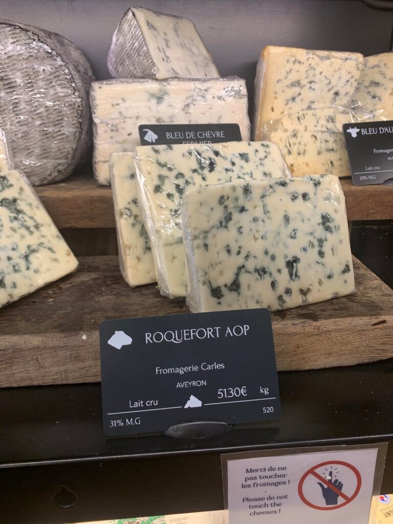 Day 36 in France. 10/10 First time choosing the cheese in formagarie thanks to this sub