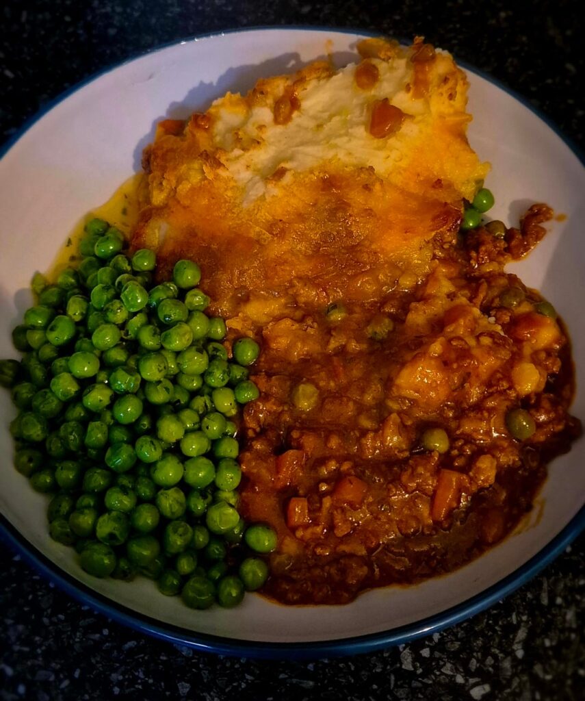 Shepherd's pie using mutton mince, not as thick as id like but ran out of time. With minted peas on the side.