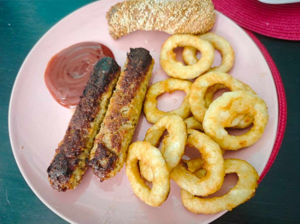 Pork and beef kebabs, (prefab) onion rings and a homemade kouloúri