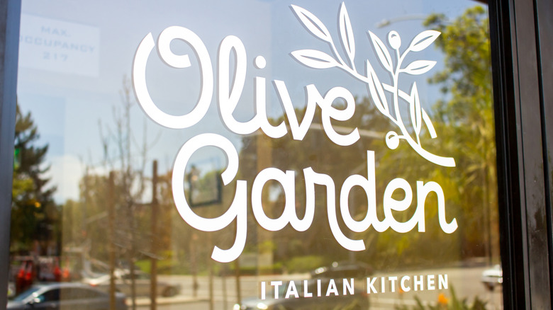 A window of an Olive Garden restaurant