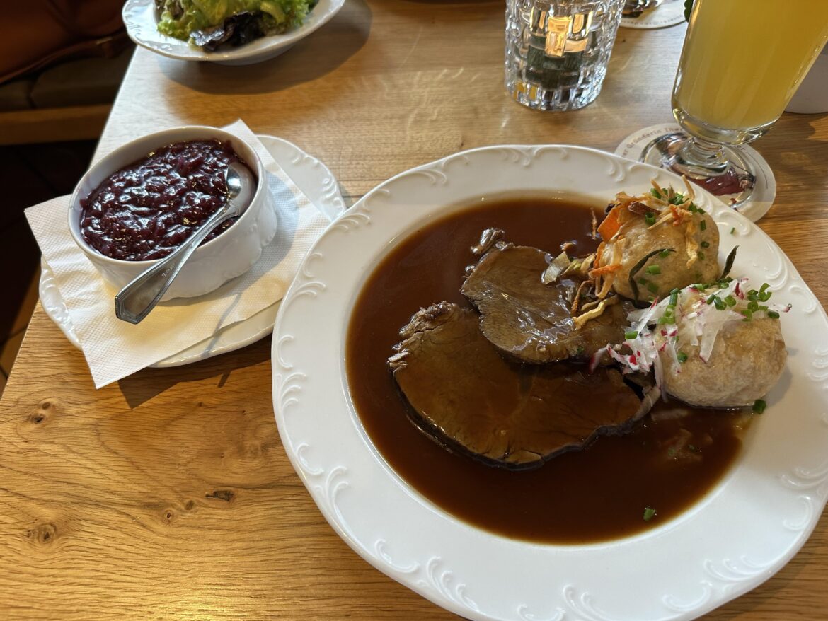 Ox roast with red wine sauce, Knödel and red cabbage