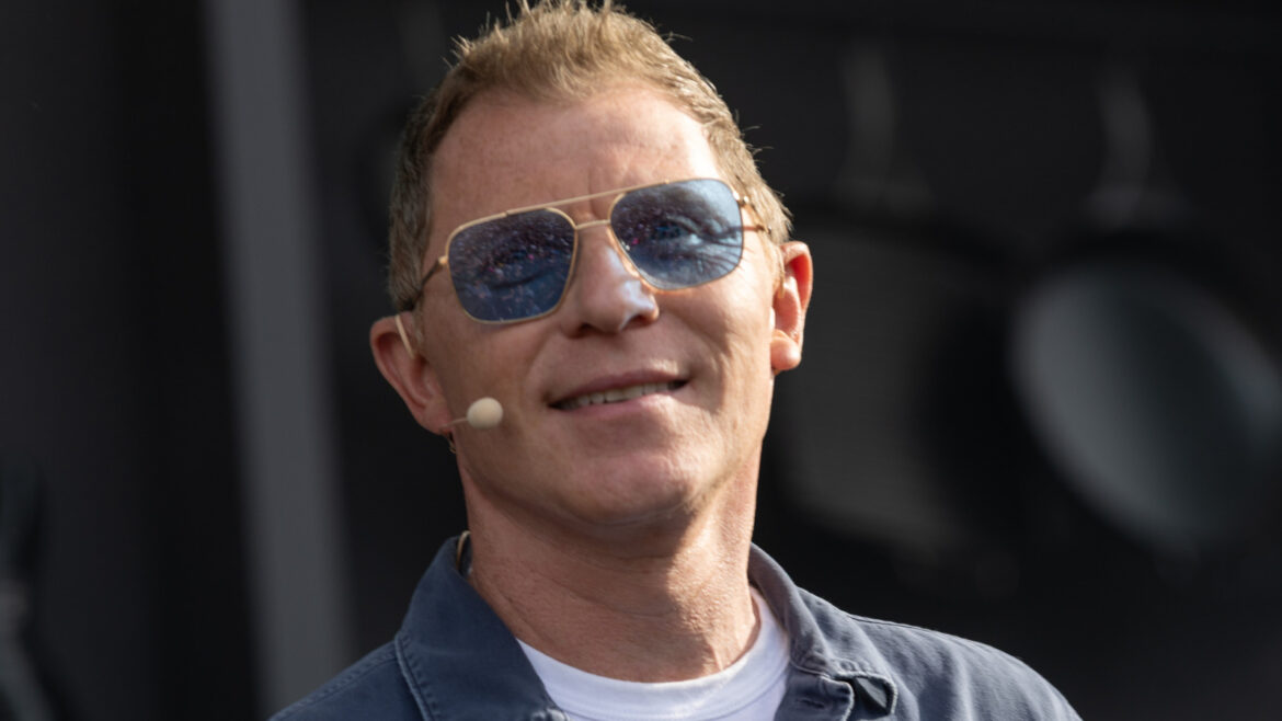 Why Bobby Flay’s Barbecues Are Never Potluck-Style Why Bobby Flay's Barbecues Are Never Potluck-Style