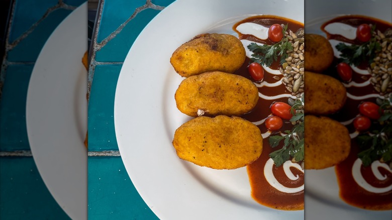 Deep-friend plantain molotes