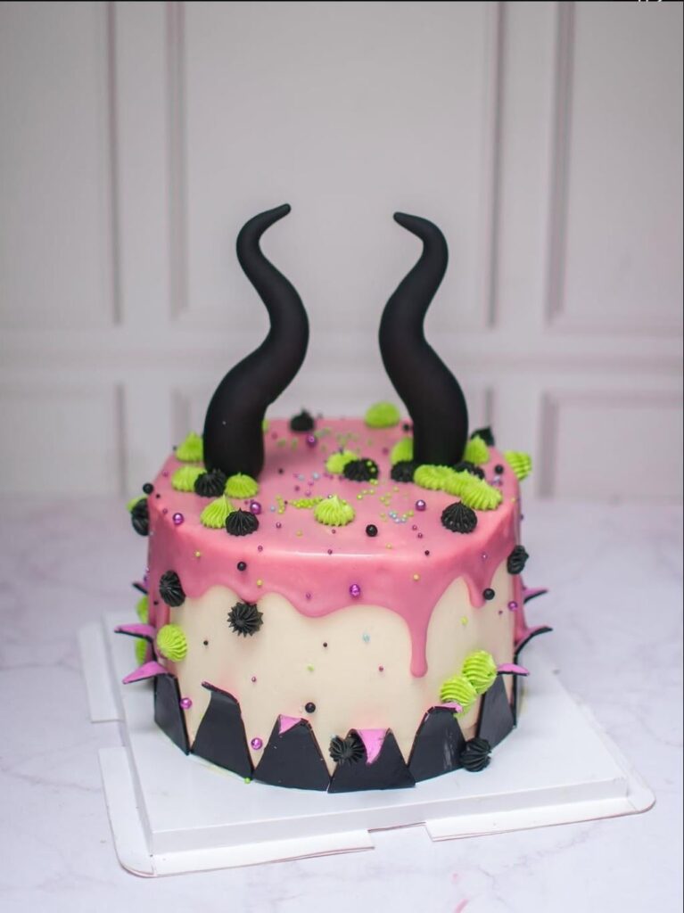 A cake I made inspired by Maleficent🏞️