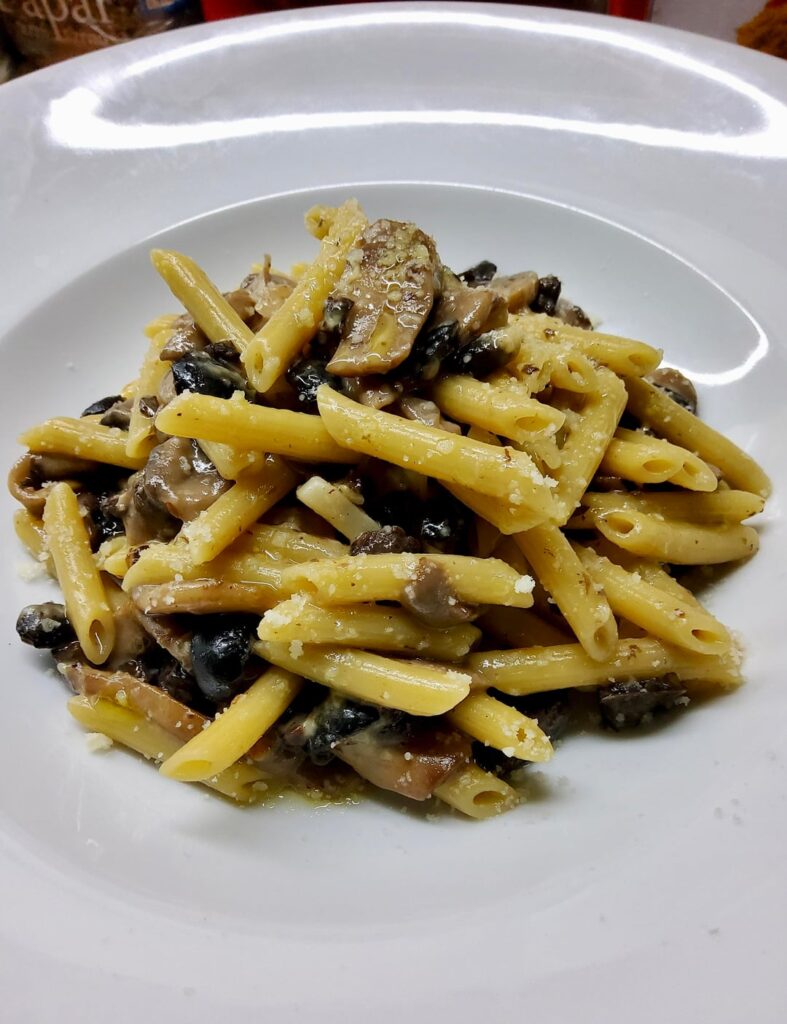 Pennine with black olives and mushrooms