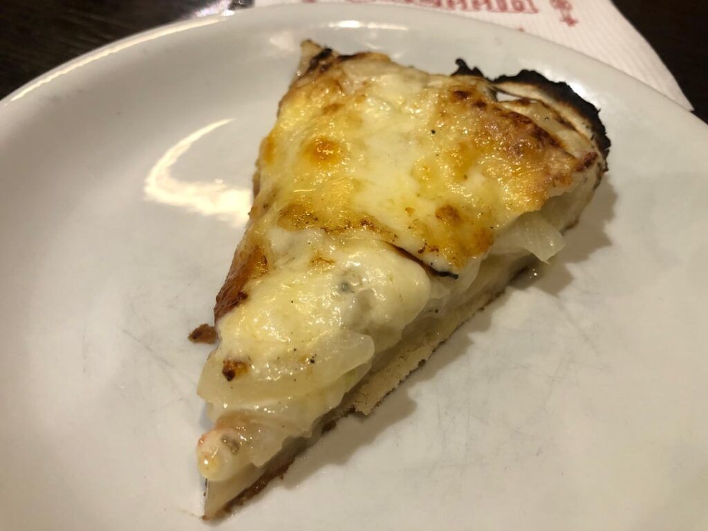 Pizzería Güerrín. Buenos Aires, Argentina 🇦🇷 "Pizza Porteña", a true delight! ​🍕​😋​