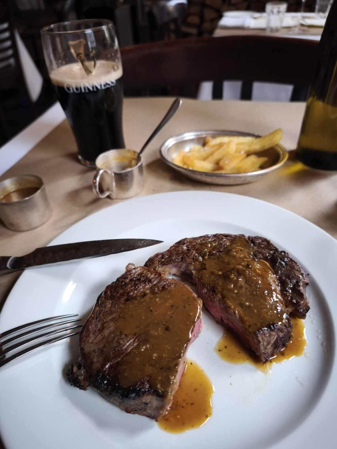 Steak with peppercorn sauce, chips and Guinness
