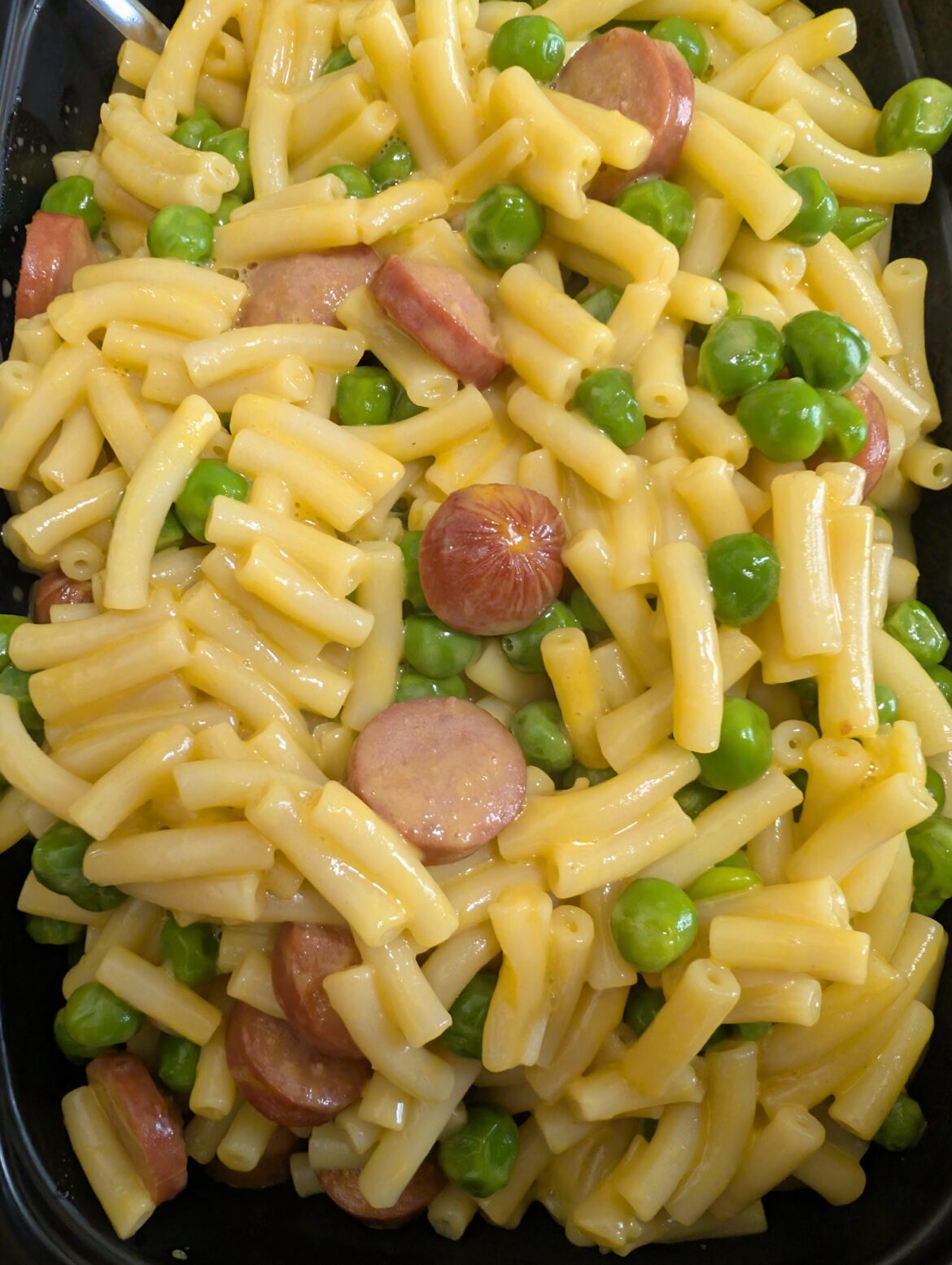 Mac n cheese with hot dogs and peas