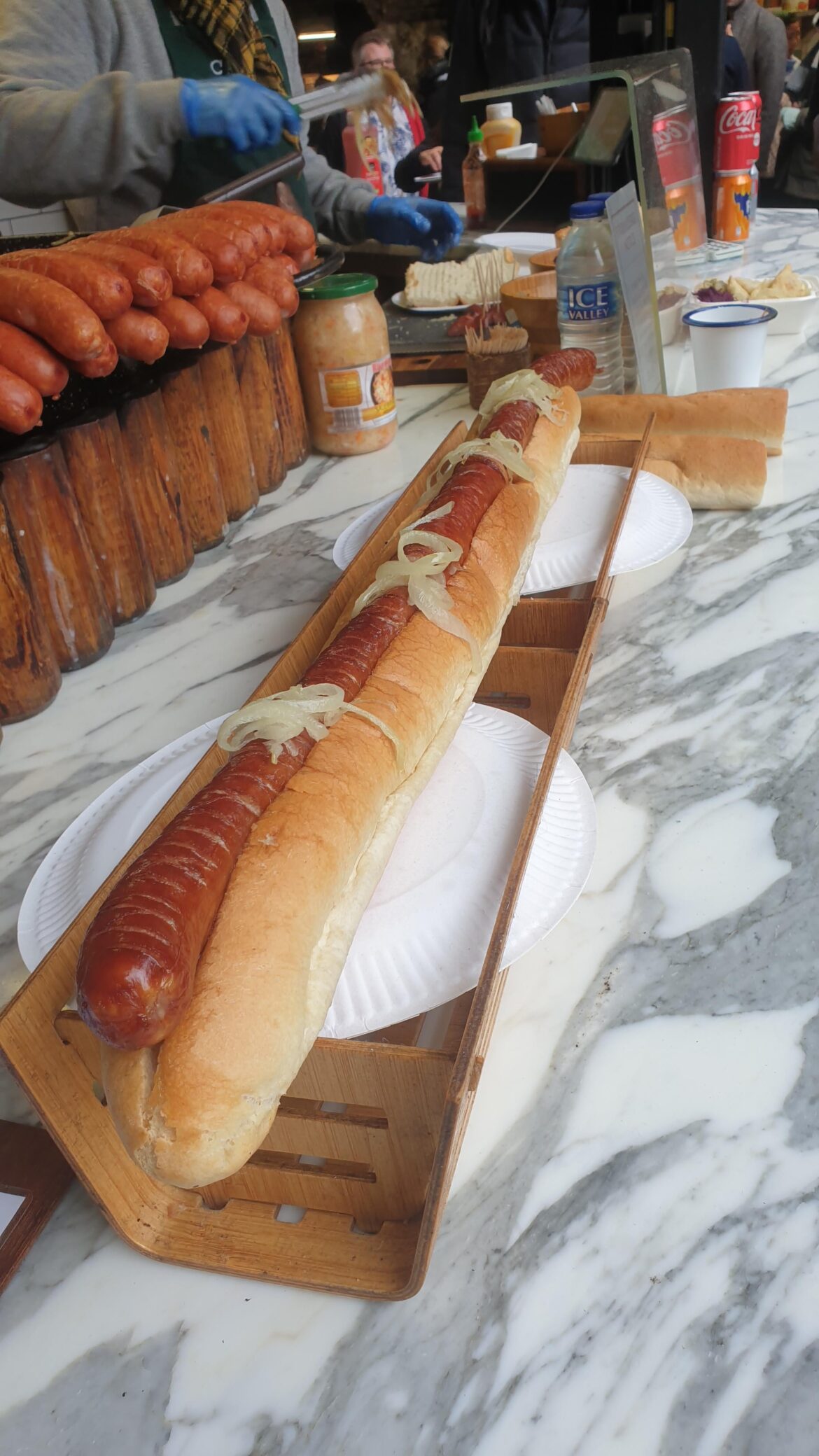 This "1 meter" brockwurst is just 4 saucisses hidden by the onions