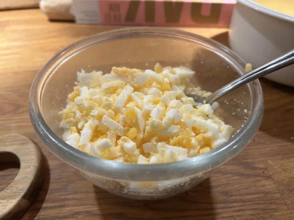 I got some pretty intense egg-cravings on my way home from the gym, so I boiled 6 eggs and put them through an egg slicer both ways. Eaten with a spoon. I got some pretty intense egg-cravings on my way home from the gym, so I boiled 6 eggs and put them through an egg slicer both ways. Eaten with a spoon.