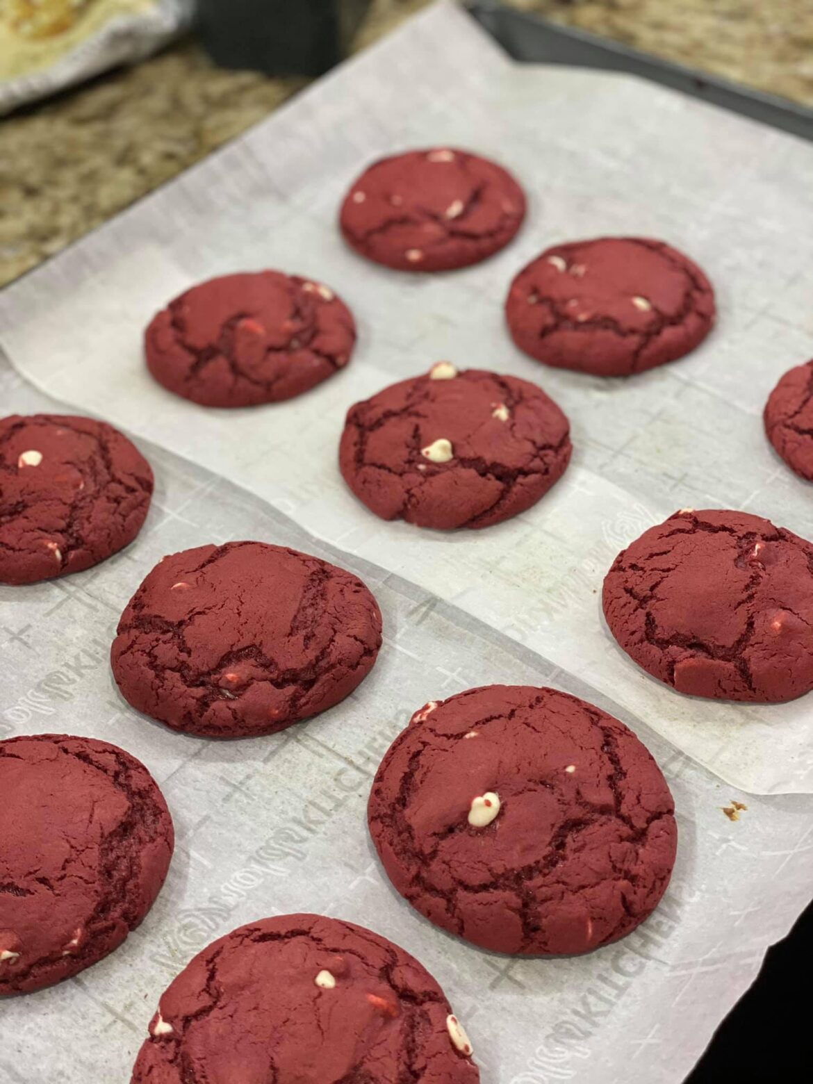 First time I’m using cake mix for my red velvet cookies🍪♥️ with cream cheese filling it turn out amazing!! RECIPE BELOW