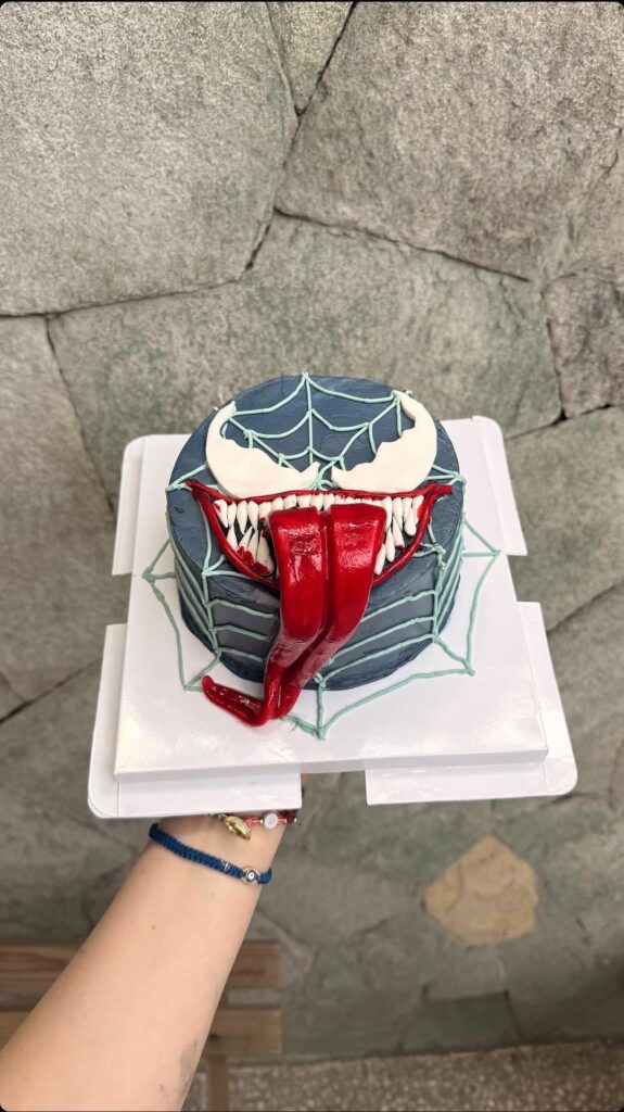 A comic book fan asked me for a Venom cake.🖤