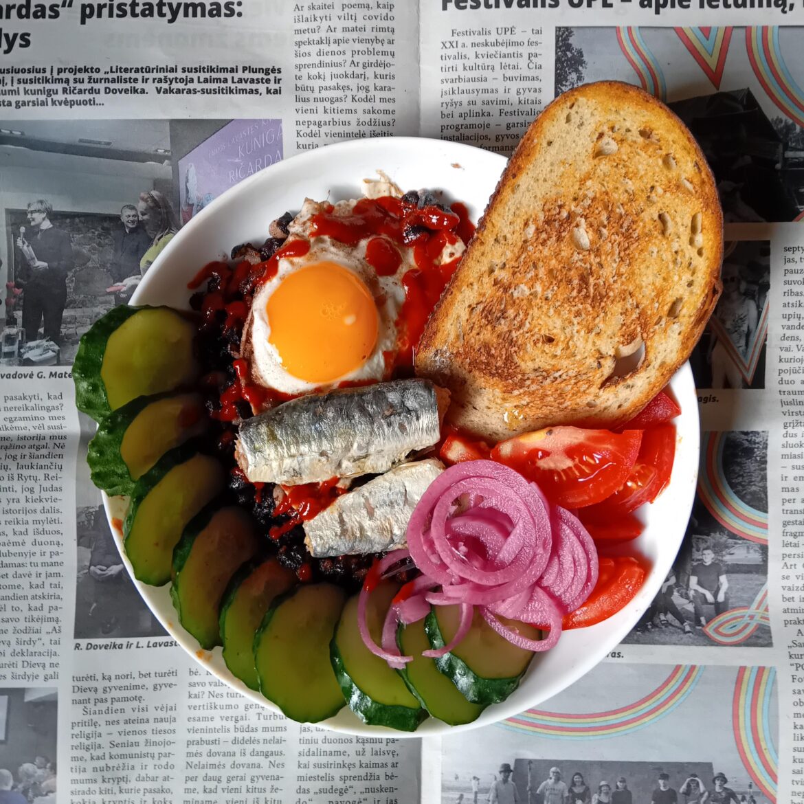 Brunch. Dipping sardines in the yolk 🐟🍳