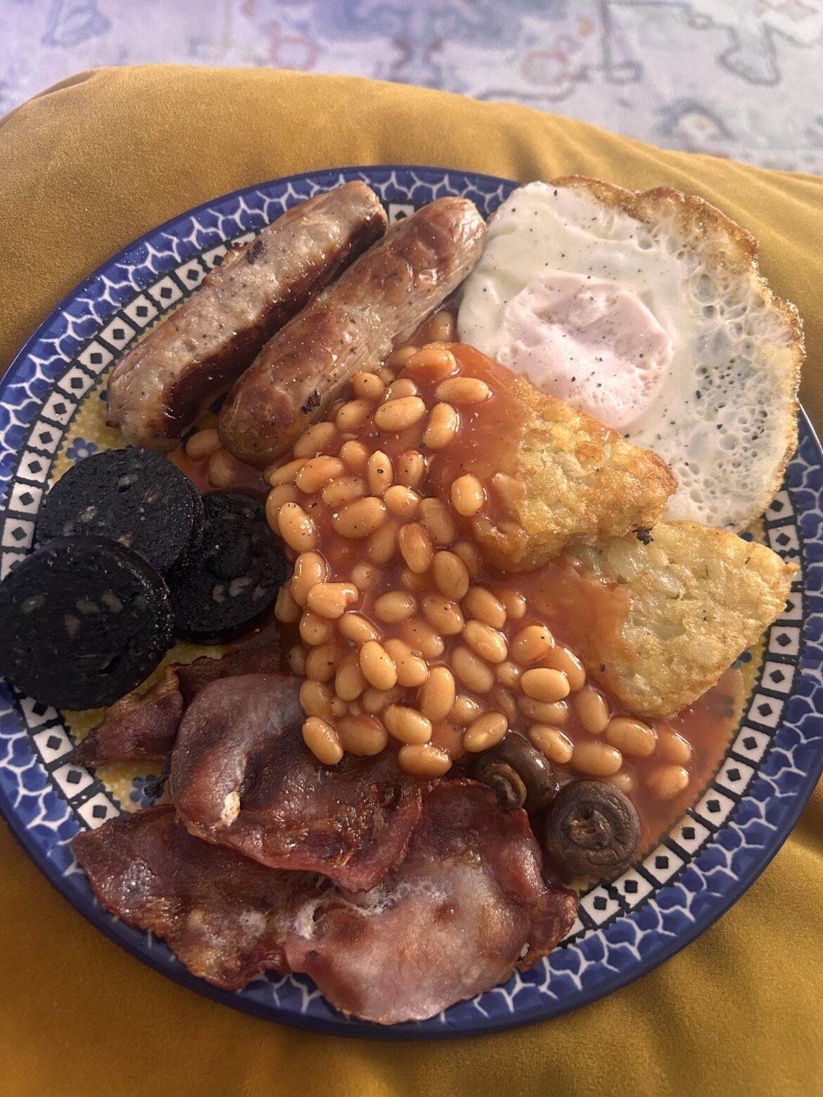 Only right on a Sunday morning😍