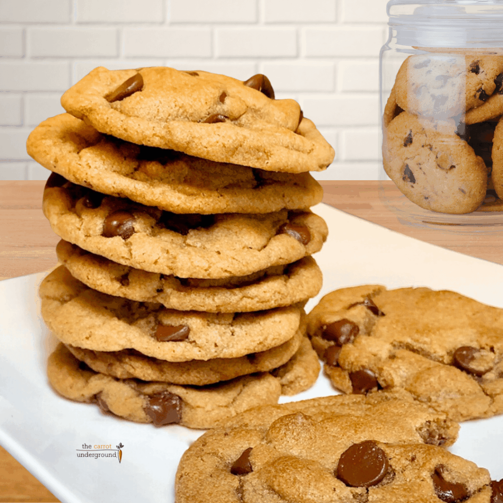 Vegan Chocolate Chip Cookies 🍪 chewy & crispy with a buttery, caramelized edge and melt-in-your-mouth chocolatey goodness