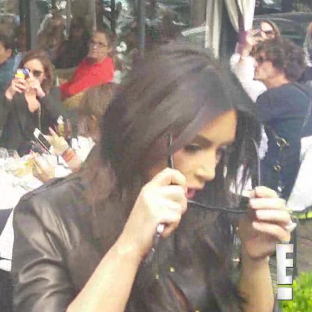 Kim Kardashian & Fam Lunch, Scott Disick Arrives: Watch Now Kim Kardashian & Fam Lunch, Scott Disick Arrives: Watch Now