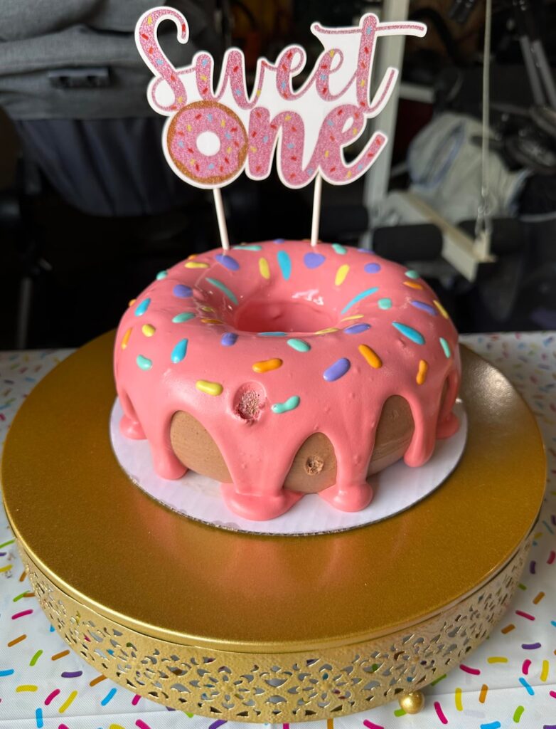 I made a donut-themed smash cake for my friend’s daughter!