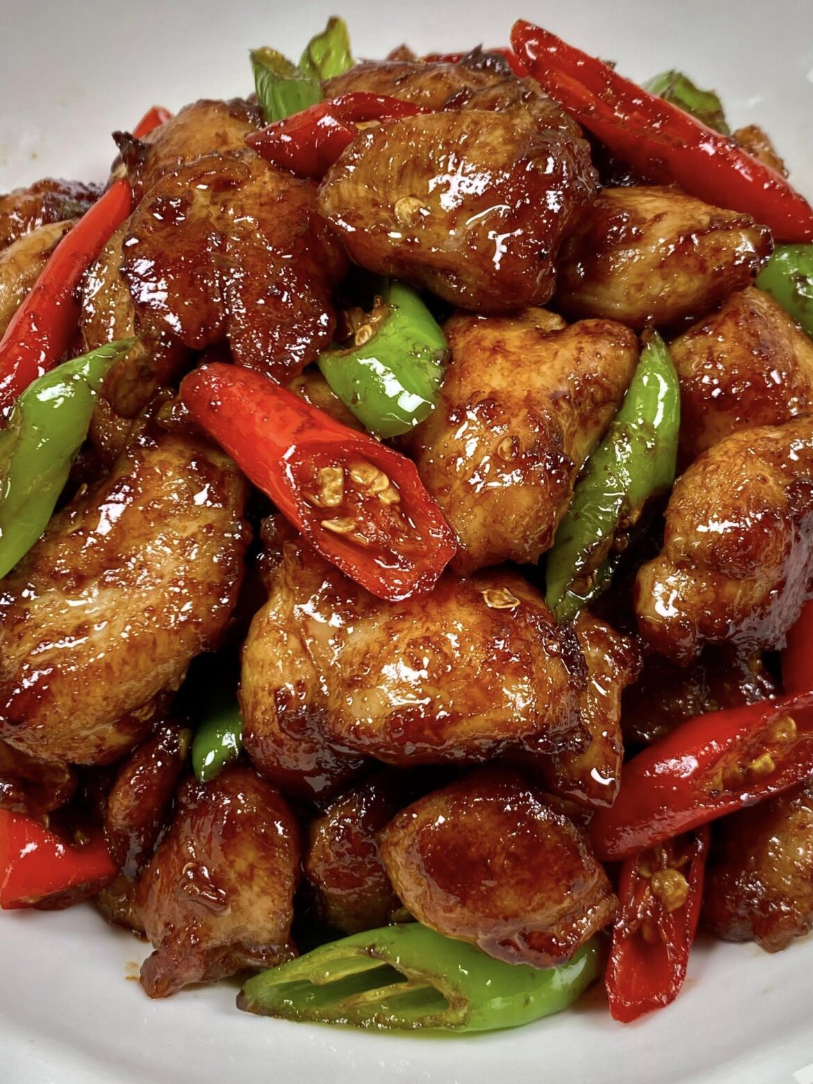 This stir-fried chicken with chili peppers 🌶️🍗😋 is spicy, savory, and full of bold flavors, tossed in a tasty sauce and served hot over rice. RECIPE BELOW