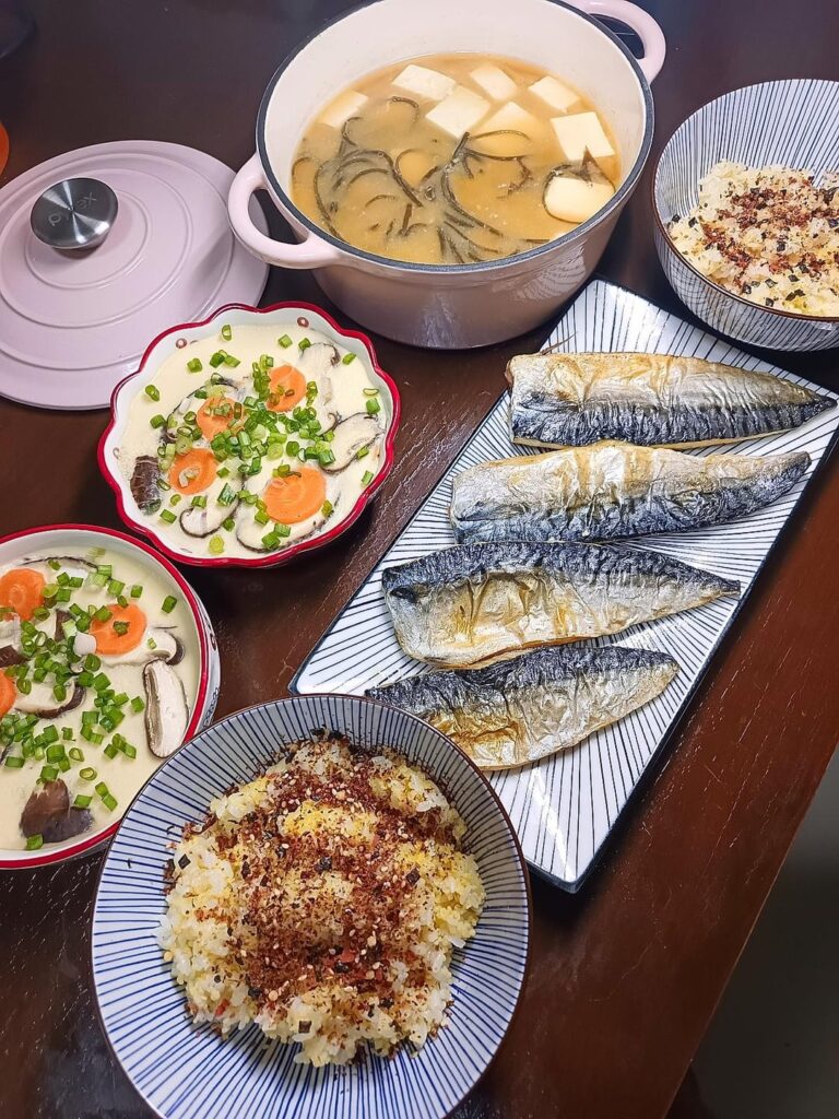 Grilled Saba Fish, Miso Tofu Soup and Chawanmushi ❤️🤤 the first time I had Saba and I loved it! Not to mention it's super easy to make, the oven took care of both the fish and the eggs. So I only had to worry about the soup ✌🏻💪🏻