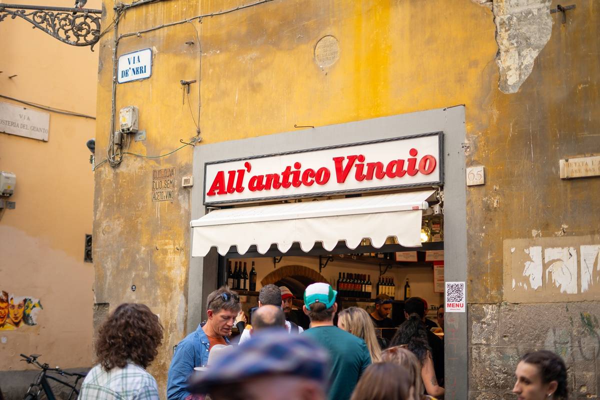 people queueing outside the All'antico Vinaio restaurant facade