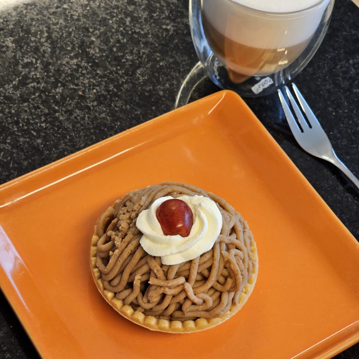 Vermicelle-Törtchen with a cappuccino Vermicelle-Törtchen with a cappuccino