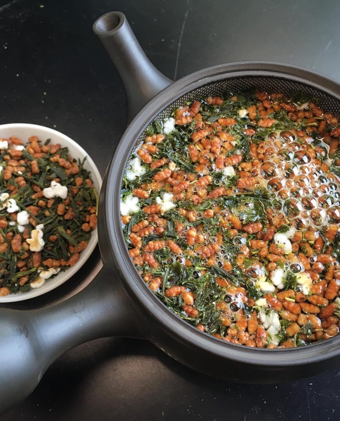 Tried using Genmaicha to poach chicken in the slow cooker. The aroma is incredible! Tried using Genmaicha to poach chicken in the slow cooker. The aroma is incredible!