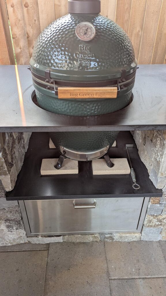 Cracked granite surrounding egg Cracked granite surrounding egg