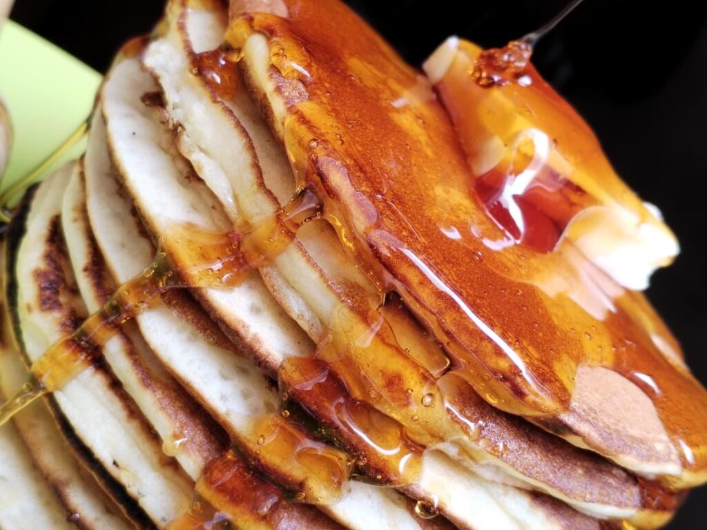 Pancake avec du beurre et miel
