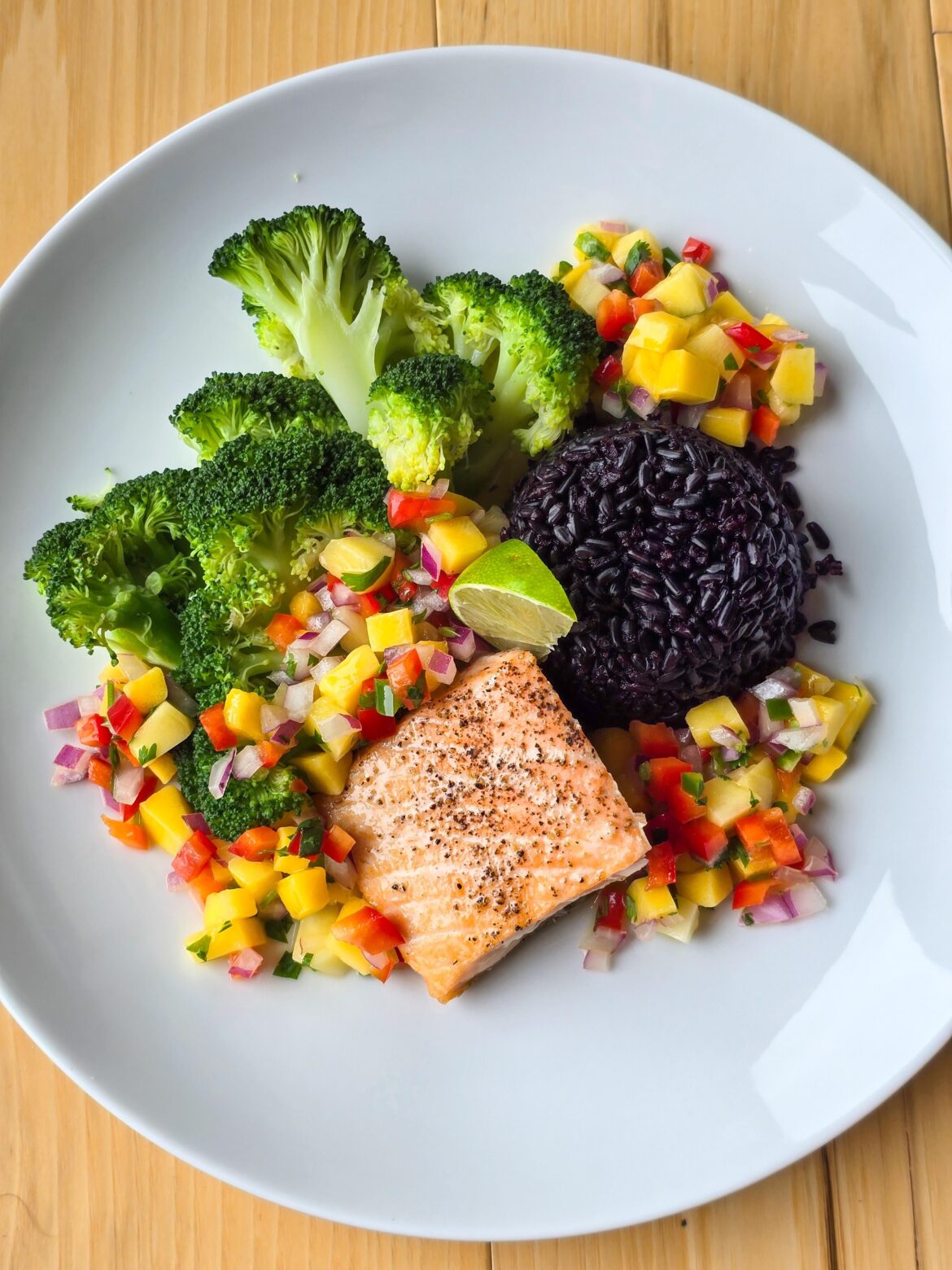 Grilled salmon with mango salsa
