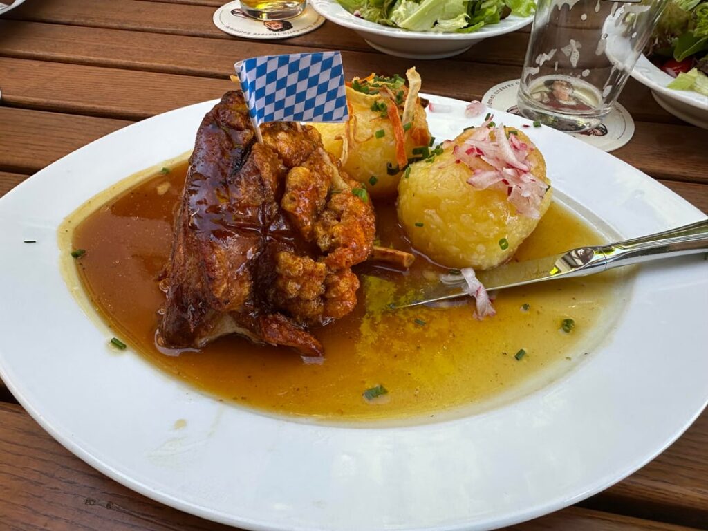 Schweinshaxn mit gefüllten Knödeln und Salatteller