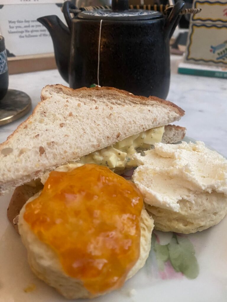 American in the mood for some beige food and tea. First time making clotted cream at home, it’s very hard to find here. This is so good 🫖