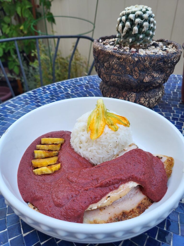 Platito de Mole Rosa con guajolote, tostones y arroz.