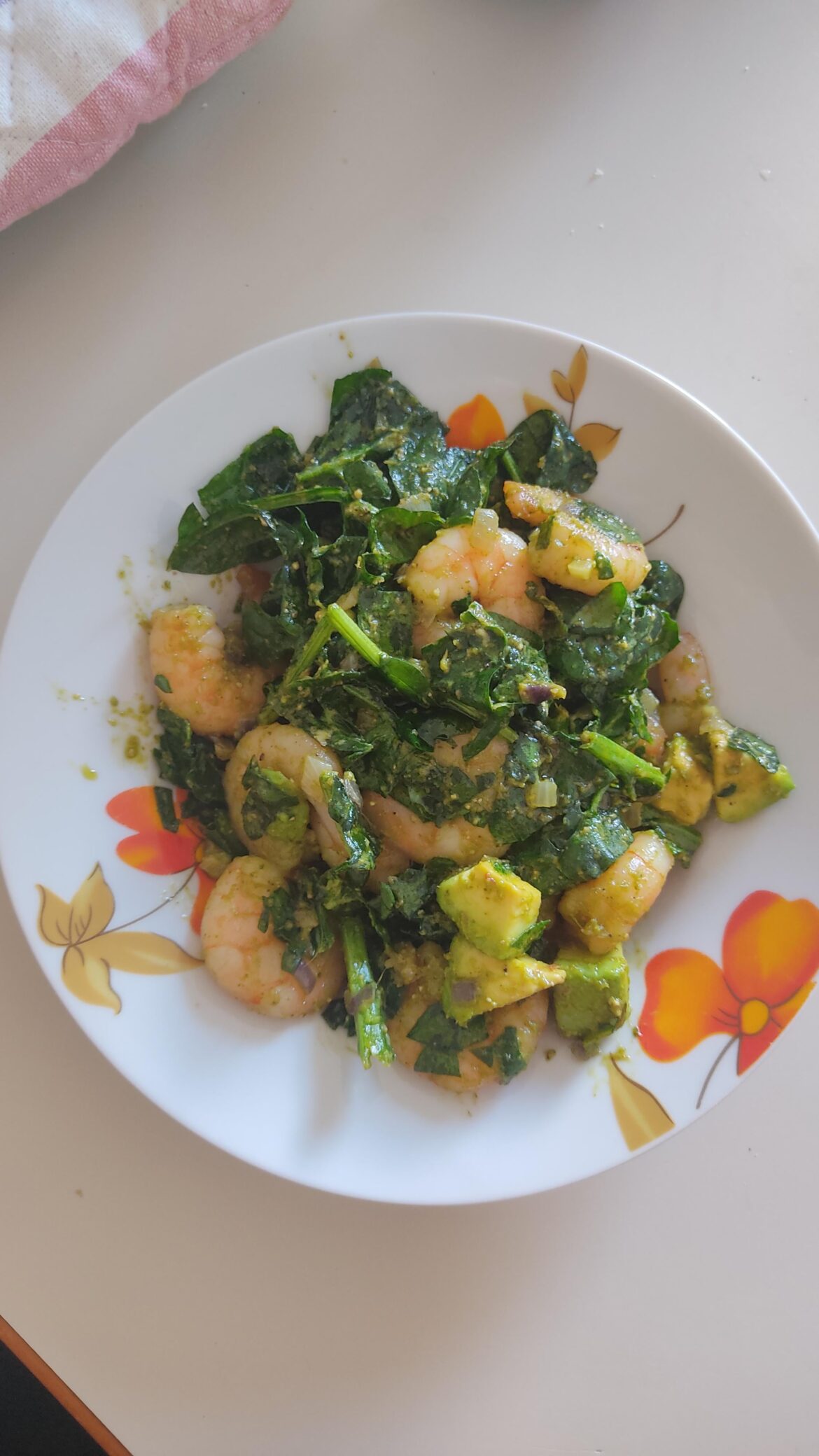 Spinach, avocado and shrimp salad with pesto dressing