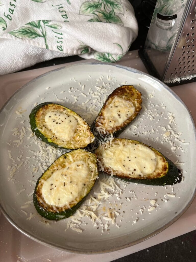 Zucchini Cheesy Garlic“Bread”,4g carbs per serving