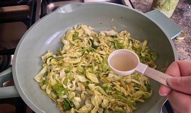 Adding vinegar to sauteed cabbage