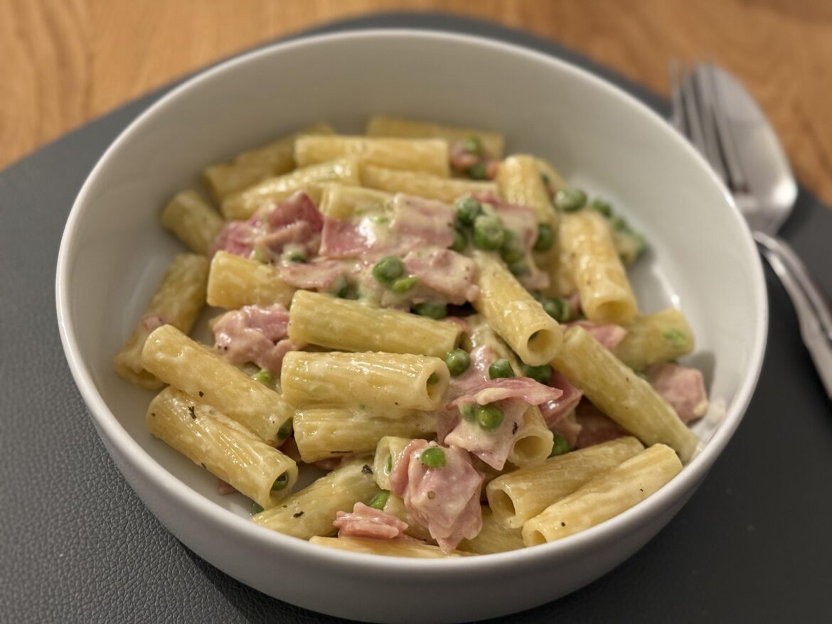 Pasta with pea, ham and cream sauce