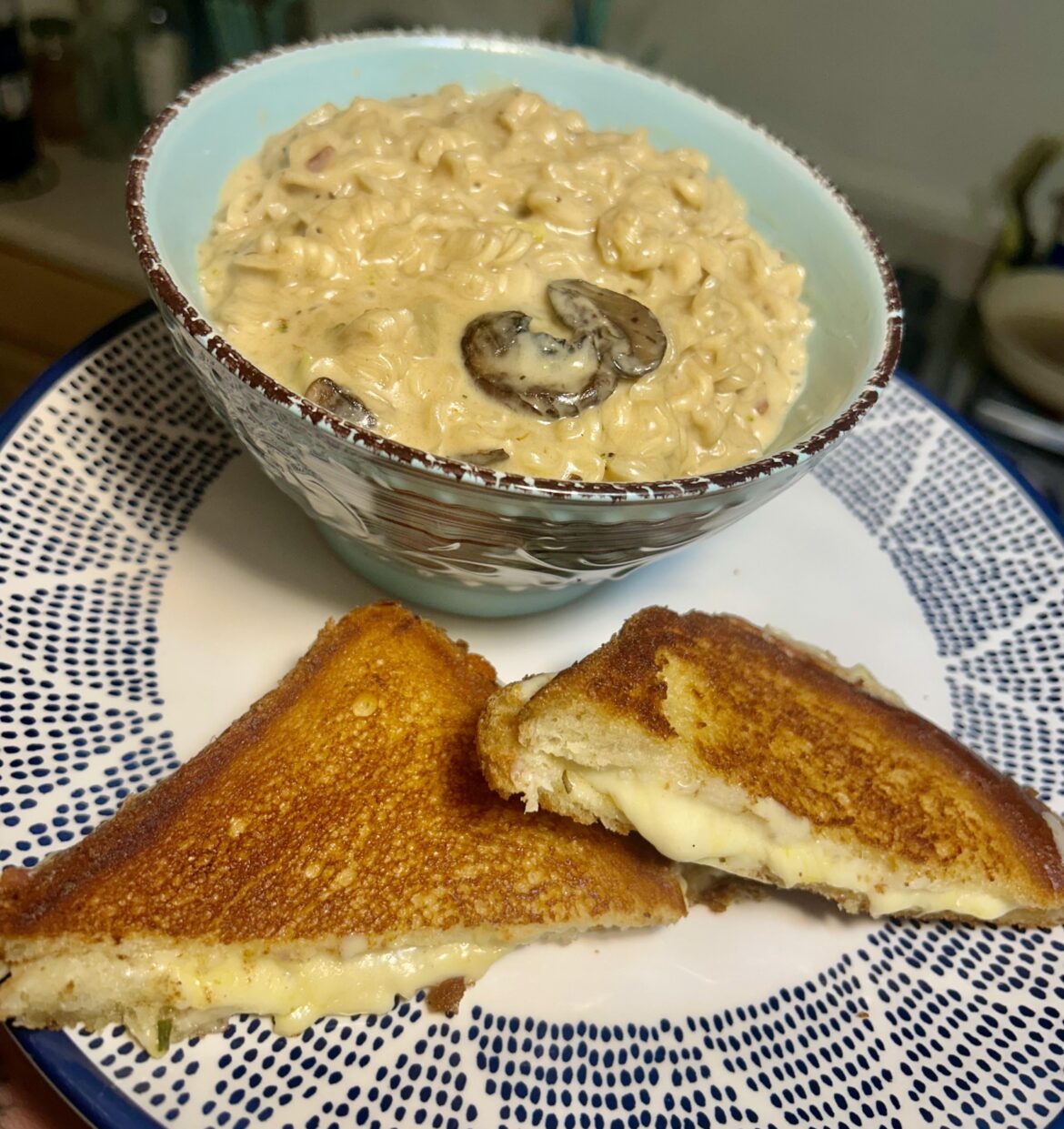 made a crunchy af grilled cheese w some mushroom ramen soup 👌🏼