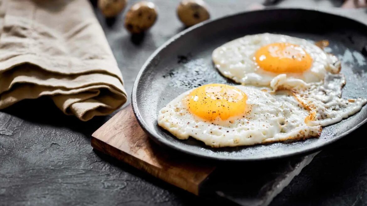 The surprising effect of vinegar on eggs—why you should add a few drops when cooking them