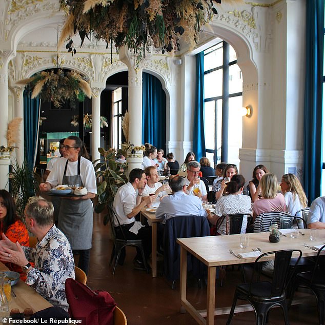 Aside from serving cheap meals to diners in need of nutritious cuisine, the restaurant's central theme is 'insertion professionnelle' – helping marginalised people back into work