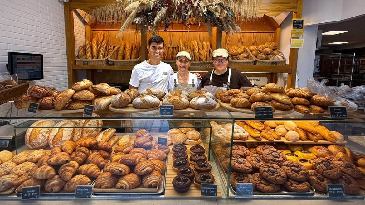 4 GENERATIONS of a family running this bakery for 80 YEARS! Traditional spanish BREAD!