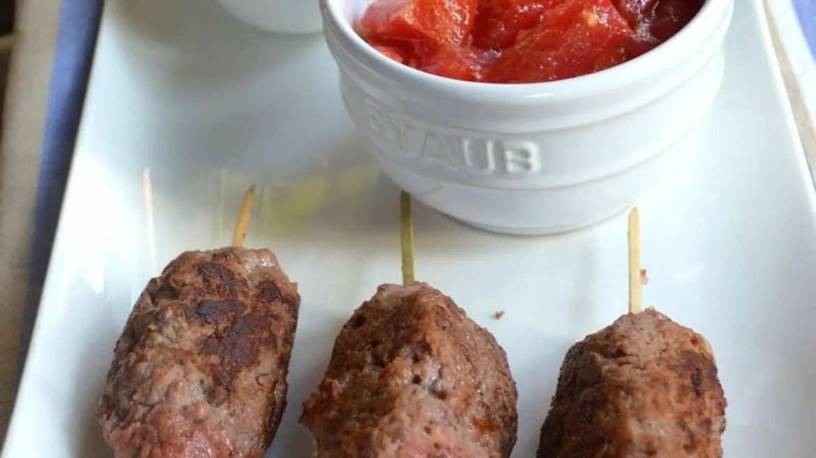 Brochettes kefta sauce chermoula et salade marocaine | Recette gourmande