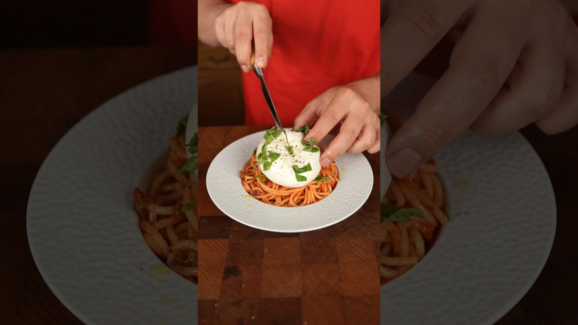Pasta alla burrata, tomato and candied peppers! #shorts #italianfood @Lionfield