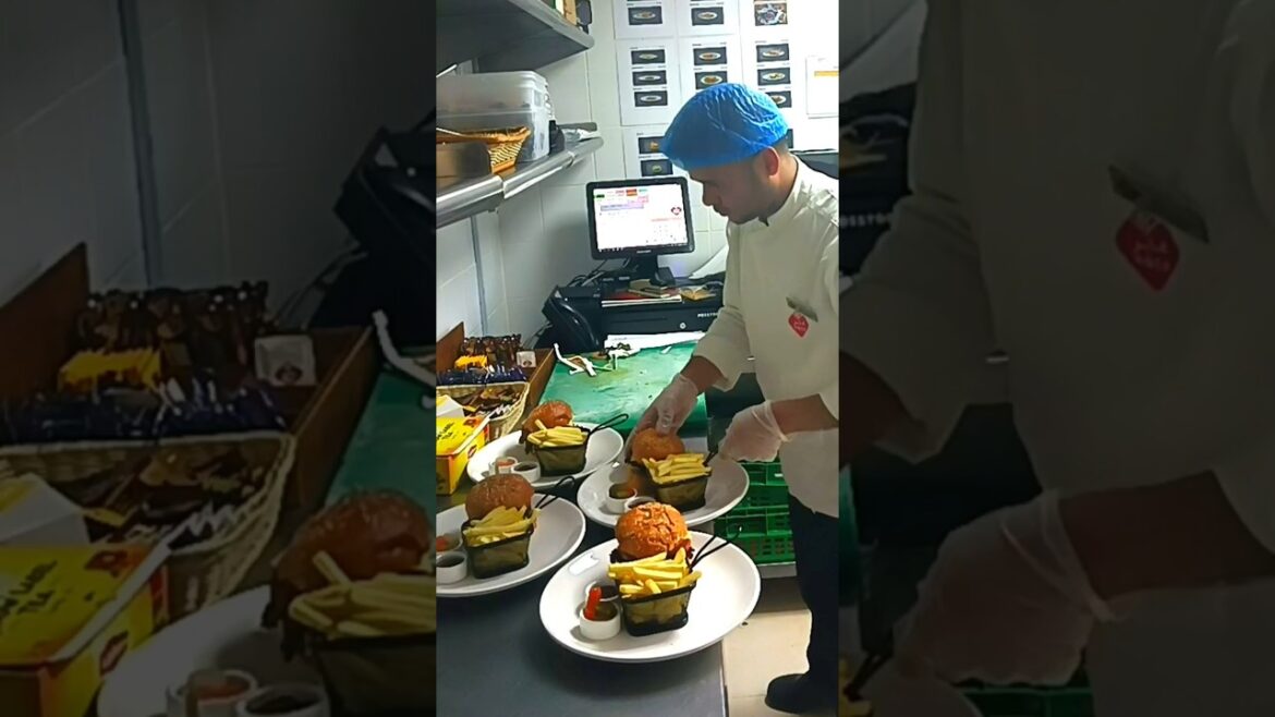 Burger kaise banate hain | how to make burger #shortvideo #food #chef #shortsfeed #shortsviral